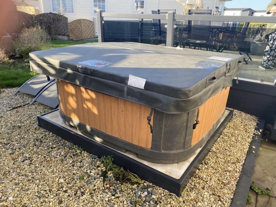 2 Bed, 2 Bath Lodge Style Caravan With Hot Tub & Private Garden At Patrington Haven Leisure Park Экстерьер фото