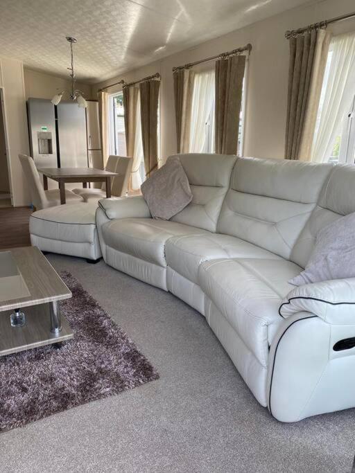 2 Bed, 2 Bath Lodge Style Caravan With Hot Tub & Private Garden At Patrington Haven Leisure Park Экстерьер фото